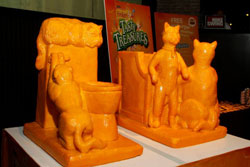 Скульптура кошек из сыра