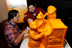 Скульптура кошек из сыра